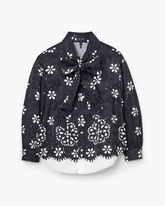 Blusa con lazo y ojales Trompe L’Oeil Blusa con lazo y ojales Trompe L’Oeil