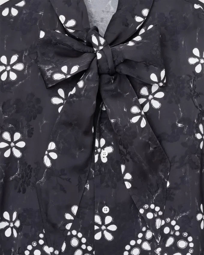 Blusa con lazo y ojales Trompe L’Oeil Blusa con lazo y ojales Trompe L’Oeil