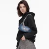 Bolso de hombro con charm de denim desgastado