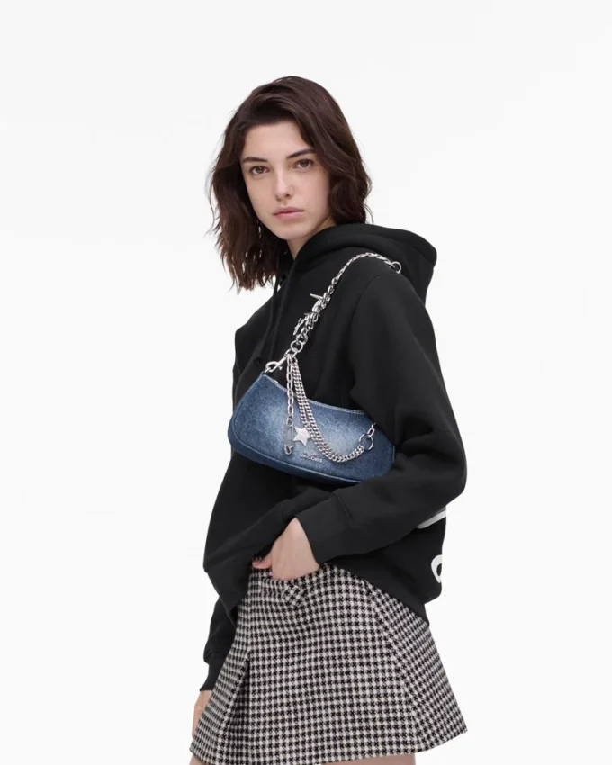 Bolso de hombro con charm de denim desgastado