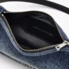 Bolso de hombro con charm de denim desgastado