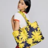 Bolso tote con estampado floral láser