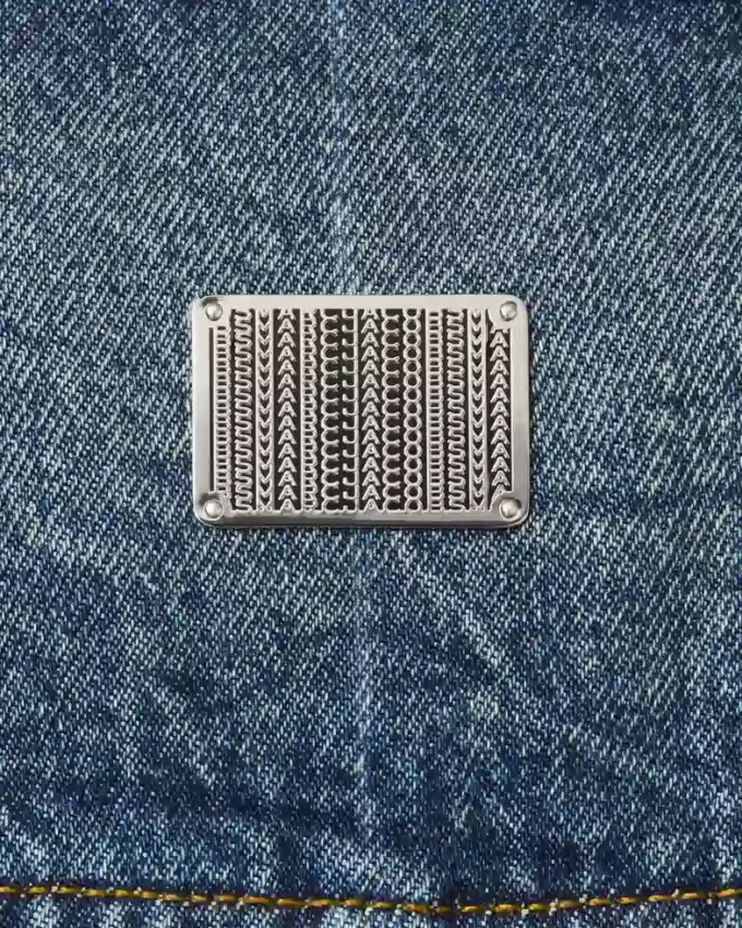 Chaqueta vaquera acampanada con rotos y parches Chaqueta vaquera acampanada con rotos y parches