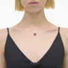 Collar con colgante de botón