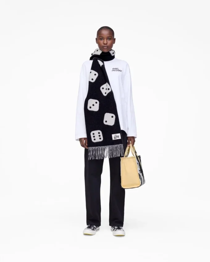 Derrick Adams X Marc Jacobs Bufanda de lana con diseño de dados Derrick Adams X Marc Jacobs Bufanda de lana con diseño de dados