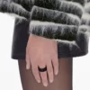El anillo Monogram Pave