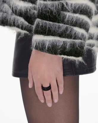 El anillo Monogram Pave