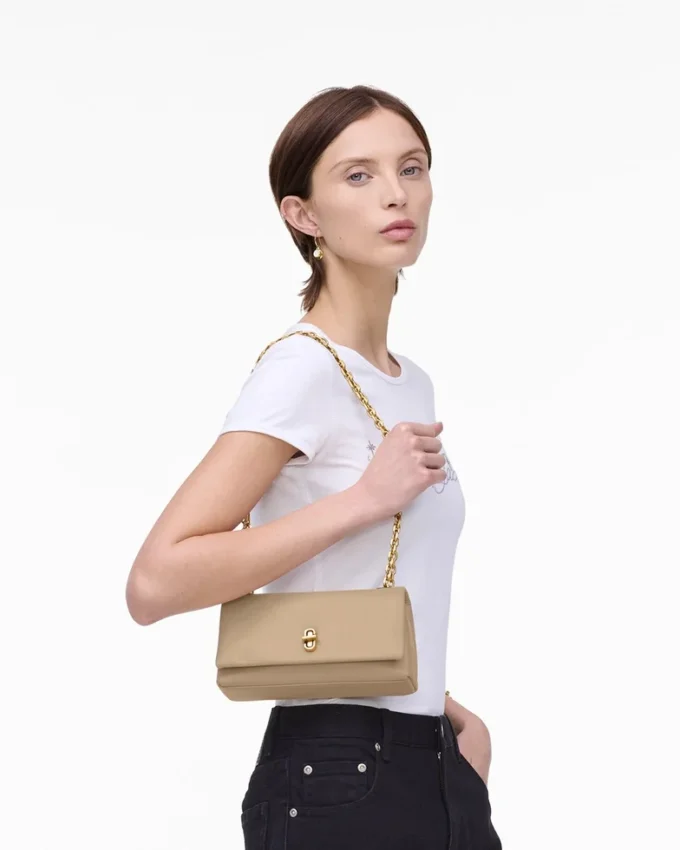 El bolso mini con doble cadena El bolso mini con doble cadena