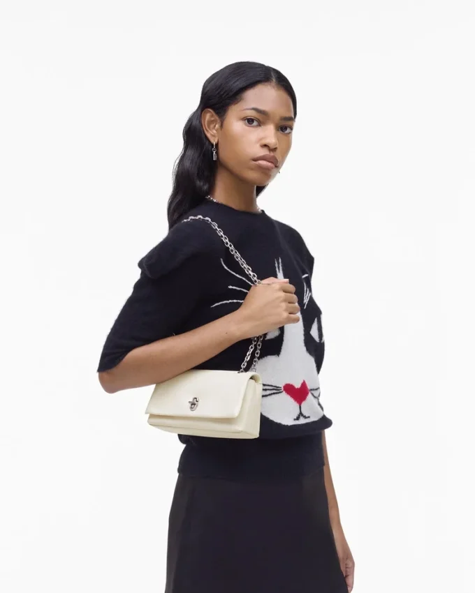 El bolso mini con doble cadena El bolso mini con doble cadena