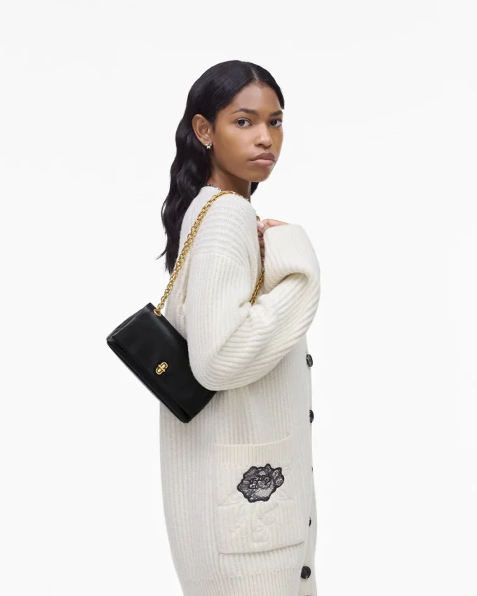 El bolso mini con doble cadena El bolso mini con doble cadena