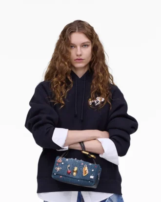 El bolso mini dual de denim con charms El bolso mini dual de denim con charms