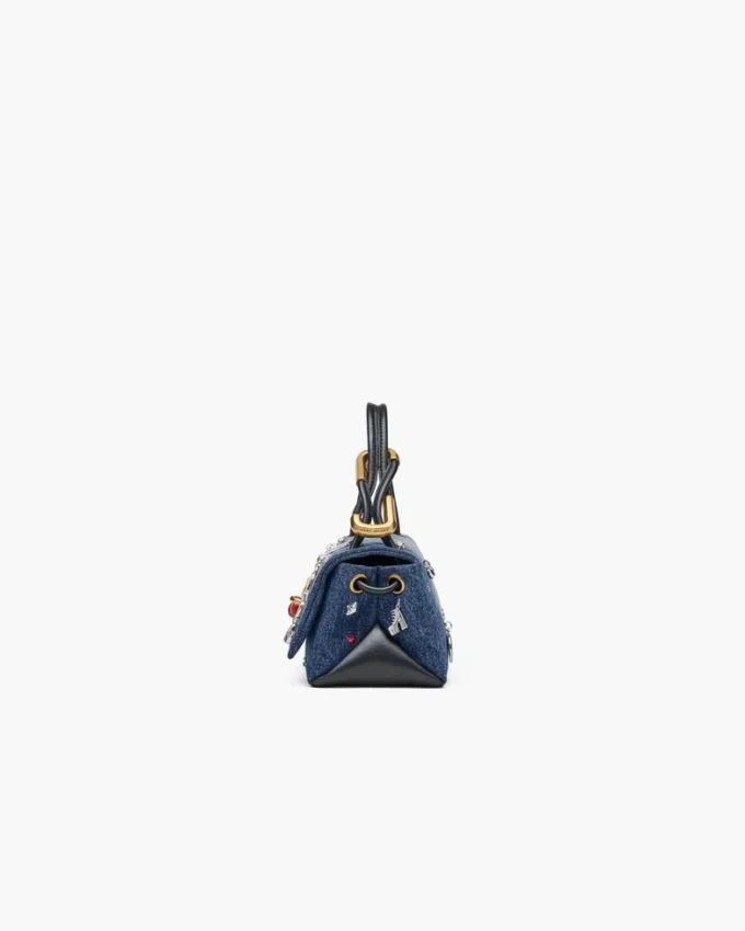El bolso mini dual de denim con charms El bolso mini dual de denim con charms