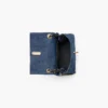 El bolso mini dual de denim con charms El bolso mini dual de denim con charms