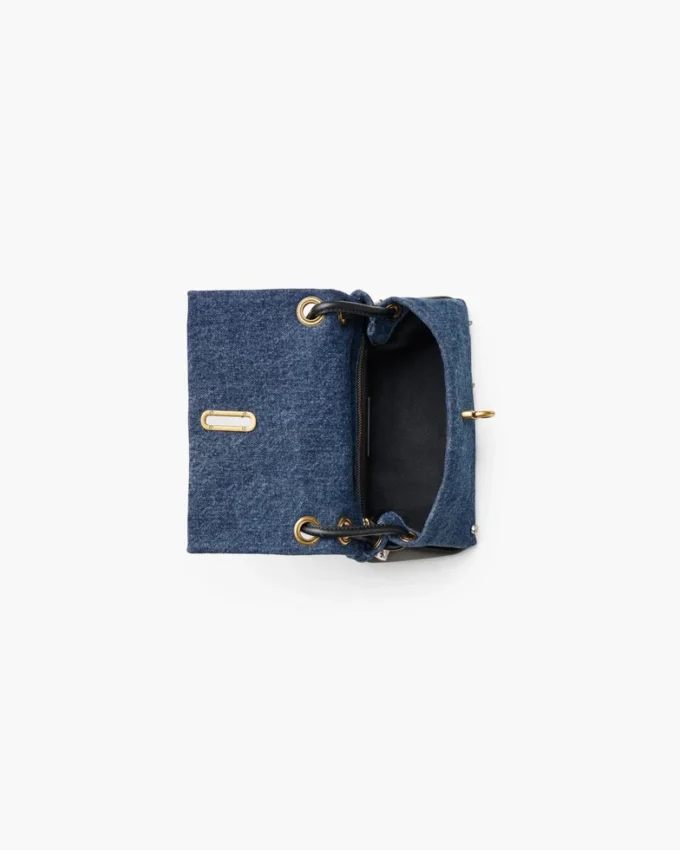El bolso mini dual de denim con charms El bolso mini dual de denim con charms