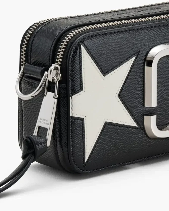 El bolso Snapshot de cuero con parche de estrellas El bolso Snapshot de cuero con parche de estrellas