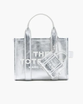 El charm Nano Tote de piel metalizada