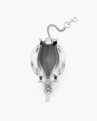El charm Nano Tote de piel metalizada