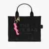 El charm para bolso con logotipo en cursiva