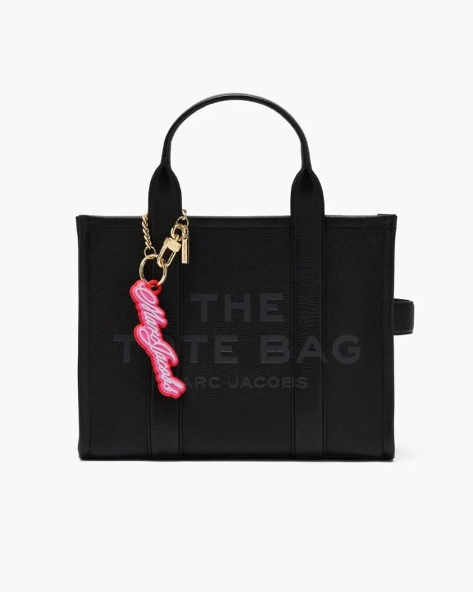 El charm para bolso con logotipo en cursiva