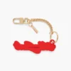 El charm para bolso con logotipo en cursiva