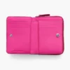 La mini cartera compacta de piel