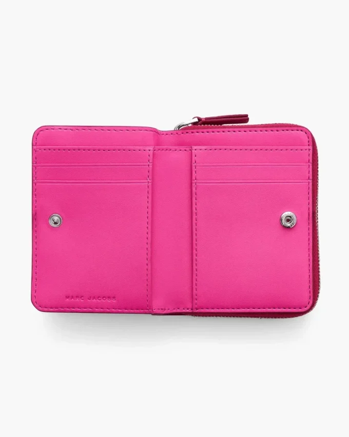 La mini cartera compacta de piel