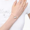 La pulsera de cadena con botones