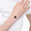 La pulsera de cadena con botones