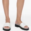 Las sandalias con suela gruesa
