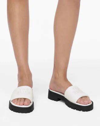 Las sandalias con suela gruesa