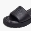 Las sandalias con suela gruesa