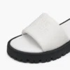 Las sandalias con suela gruesa