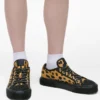 Las zapatillas de lona estampada