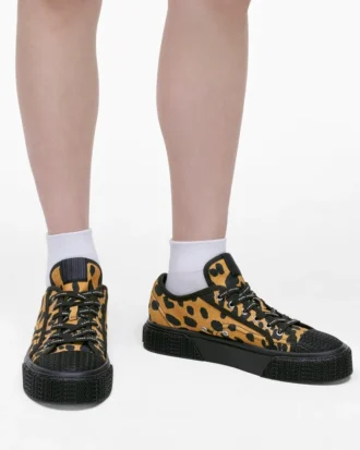 Las zapatillas de lona estampada