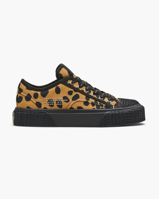 Las zapatillas de lona estampada