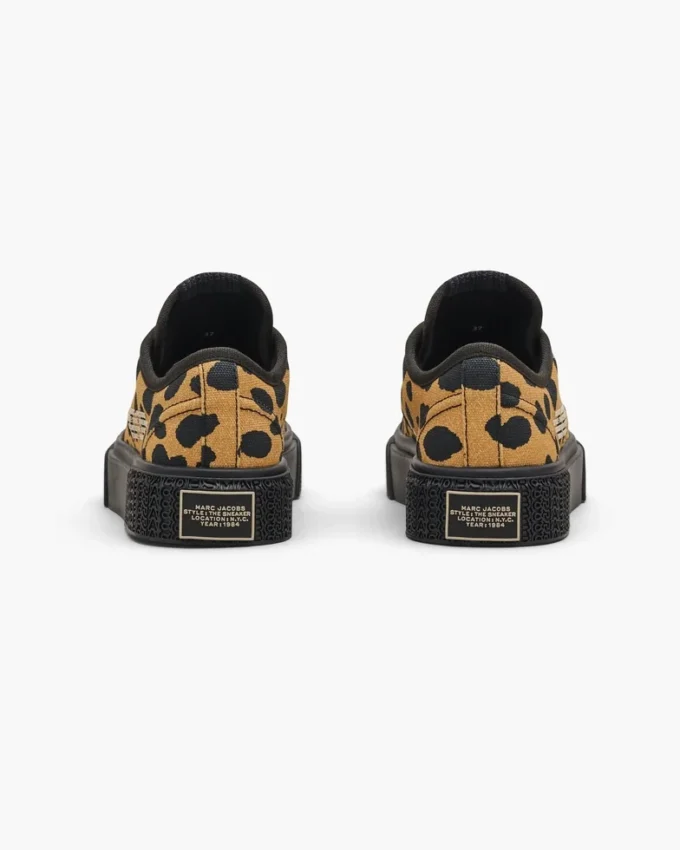 Las zapatillas de lona estampada