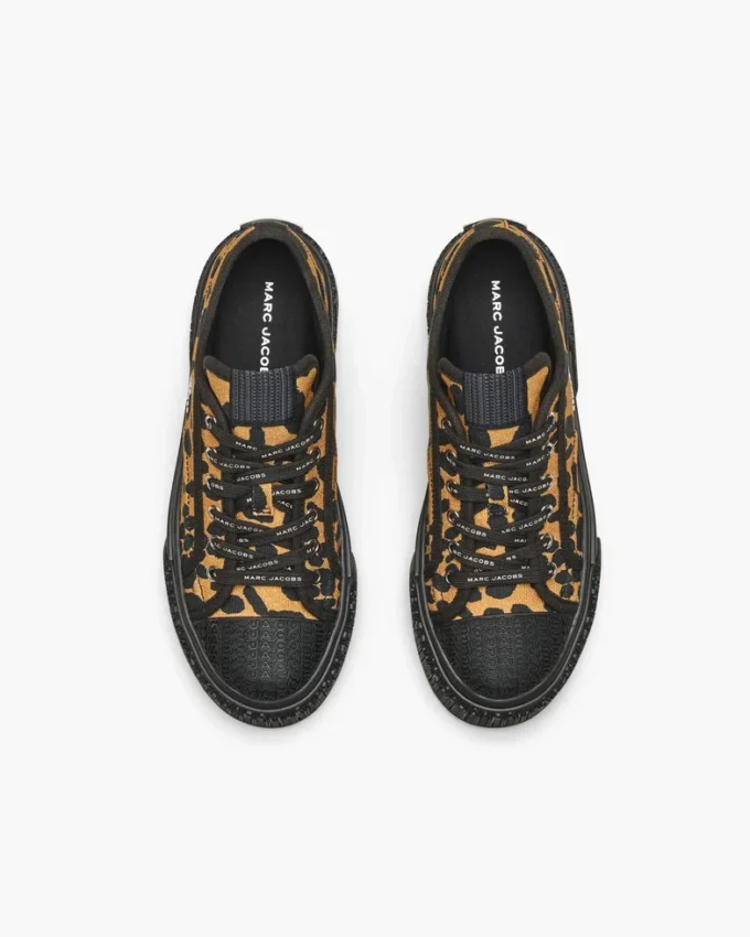 Las zapatillas de lona estampada