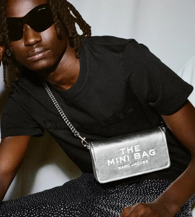 Mini bolso con cadena de cuero metalizado