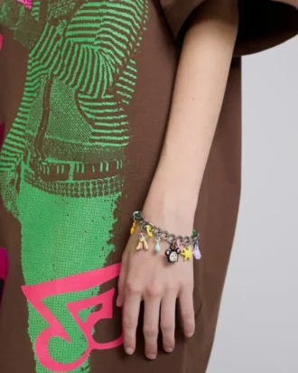 Pulsera con dijes de personajes