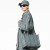 The Tote Bag mediano de denim lavado con Monogram