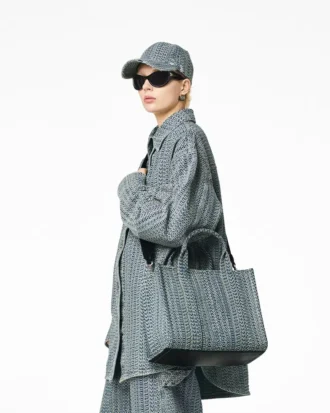 The Tote Bag mediano de denim lavado con Monogram The Tote Bag mediano de denim lavado con Monogram