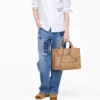The Tote Bag mediano de lona con charm Trompe L’Oeil