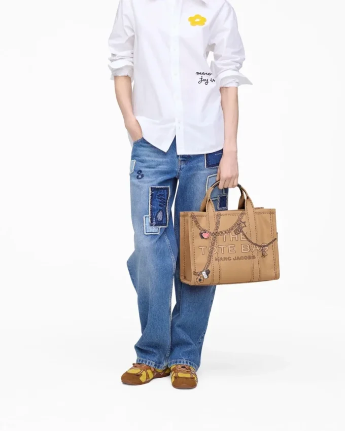 The Tote Bag mediano de lona con charm Trompe L’Oeil