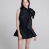 Vestido con lazo esculpido