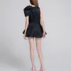 Vestido con lazo esculpido