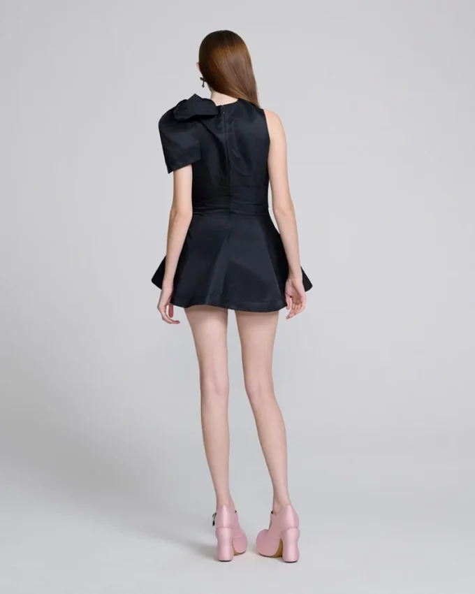 Vestido con lazo esculpido