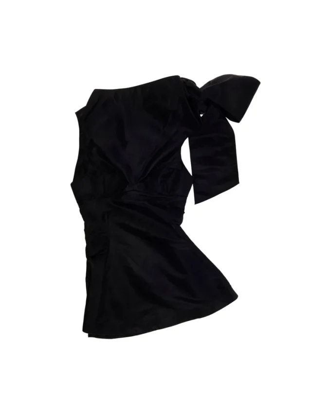 Vestido con lazo esculpido