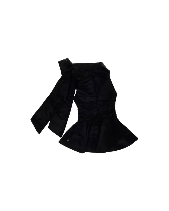 Vestido con lazo esculpido