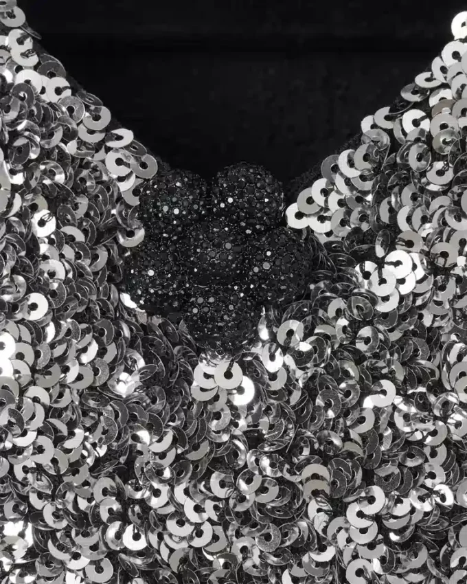 Vestido de punto con cuello en V y lentejuelas