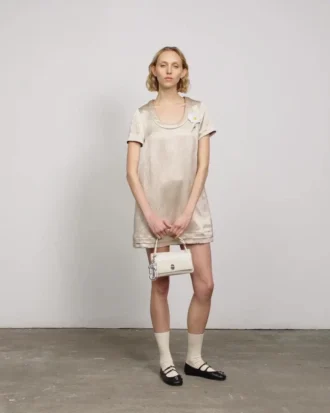 Vestido de satén arrugado